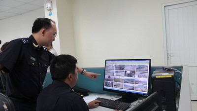 Hoạt động nghiệp vụ của công chức hải quan. Ảnh: Bùi Hồng.