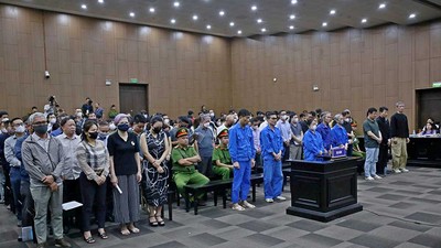 Các bị cáo bị đưa ra xét xử tại phiên tòa sơ thẩm 