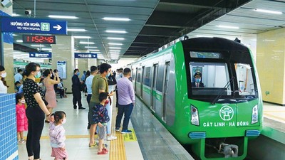 Hà Nội Metro sẽ hỗ trợ hành khách chuyển đổi thông tin vé ngày, vé tuần, vé tháng từ hệ thống cũ sang hệ thống mới tại 12 nhà ga trên tuyến.