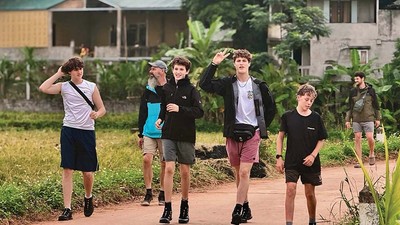 Du khách Nga trải nghiệm không gian du lịch cộng đồng tại Mai Châu. Ảnh: Linh Nguyễn 