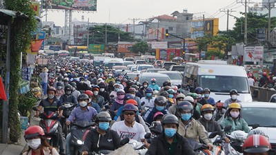 Quốc lộ 13 thường xuyên xảy ra kẹt xe do đường chưa được mở rộng - Ảnh: Lê Quân