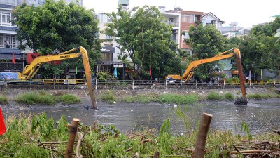 Thi công dự án cải tạo môi trường, xây dựng hạ tầng rạch Xuyên Tâm. Ảnh: Lê Minh