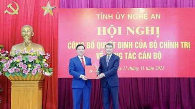 Trưởng ban Tổ chức Trung ương Lê Minh Hưng trao Quyết định của Bộ Chính trị cho tân Bí thư Tỉnh ủy Nghệ An Nguyễn Khắc Thận. Ảnh Phạm Bằng