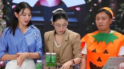 Các bị cáo bị đưa ra xét xử về tội lừa dối khách hàng.