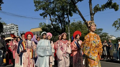 Thủ đô thanh lịch, hào hoa trong Lễ Diễu hành Áo dài Du lịch Hà Nội 2025 