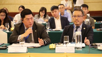 Ông Jeong Ji Hoon, Phó chủ tịch Hiệp hội Doanh nghiệp Hàn Quốc tại Việt Nam (bên trái) kiến nghị cần hoàn thiện cơ chế pháp lý về ưu đãi tài chính, quỹ đất, quy hoạch phát triển nhà ở cho công nhân.