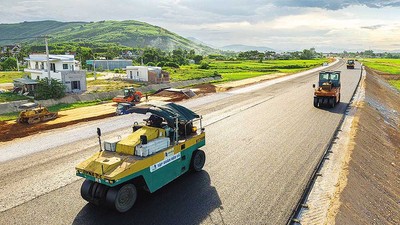 Các dự án hạ tầng giao thông đang khẩn trương thi công. Trong ảnh: Dự án thành phần cao tốc Bắc - Nam, đoạn Quảng Ngãi - Hoài Nhơn. 