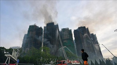 Hoả hoạn kinh hoàng cụm chung cư ở quận Tai Po, Hong Kong (Trung Quốc) khiến các tòa nhà gần như bị thiêu rụi hoàn toàn. Ảnh: Mạc Luyện - PV TTXVN tại Hong Kong (Trung Quốc) 