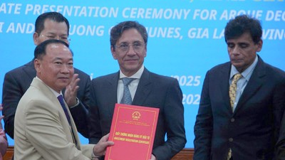 Bí thư Tỉnh ủy Gia Lai Thái Đại Ngọc trao giấy chứng nhận đầu tư cho ông Roland K. Staub, Chủ tịch FS Finance Suisse AG (Thuỵ Sĩ). Ảnh: T.Đ. 