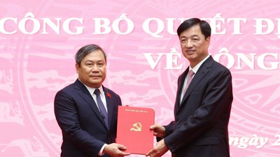 Ủy viên Bộ Chính trị, Bí thư Thành ủy Hà Nội Nguyễn Duy Ngọc trao quyết định cho ông Vũ Đại Thắng. Ảnh: Viết Thành.