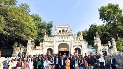 Các đại biểu chụp hình lưu niệm tại Đền Sái, xã Thư Lâm, Hà Nội. Ảnh: Hồ Hạ.