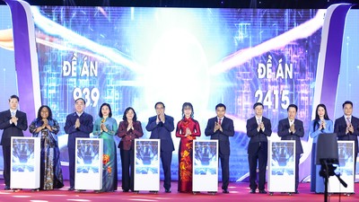 Thủ tướng Phạm Minh Chính và các đại biểu bấm nút triển khai Đề án Hỗ trợ phụ nữ khởi nghiệp giai đoạn 2026-2035 - Ảnh: VGP/Nhật Bắc