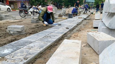 Gói thầu Thi công xây dựng thuộc Dự án Cải tạo, chỉnh trang vỉa hè trên địa bàn quận Hoàng Mai (cũ), TP. Hà Nội (giai đoạn 2) được mở thầu ngày 4/12/2025. Ảnh: Lê Thắng