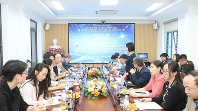 Ban chỉ đạo triển khai, xây dựng Đề án thành lập Khu công nghệ cao tỉnh Hưng Yên cùng các chuyên gia tư vấn quốc tế đã tập trung thảo luận, trao đổi cách thức triển khai, xây dựng Đề án. Ảnh: Nguyễn Quỳnh