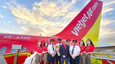 Phó Tổng giám đốc Thường trực Vietjet Tô Việt Thắng (áo vest xanh tím than) cùng phi hành đoàn Vietjet chào đón tàu bay mới/ 