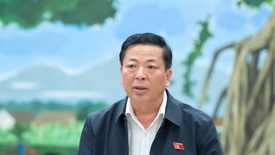 Bộ trưởng Bộ Xây dựng Trần Hồng Minh báo cáo tại phiên họp - Ảnh: PT. 