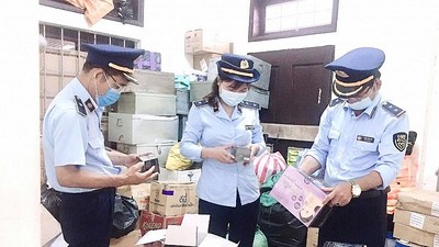 Lực lượng chức năng phát hiện, xử lý hàng mỹ phẩm là hàng giả, vi phạm sở hữu trí tuệ.