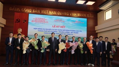 Thứ trưởng Bộ Xây dựng Bùi Xuân Dũng tặng hoa chúc mừng liên danh các nhà thầu thực hiện Dự án PPP xây dựng mở rộng cao tốc TP.HCM -Trung Lương-Mỹ Thuận. 
