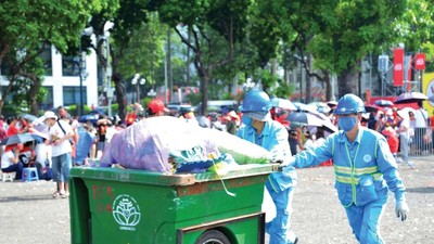 Các gói thầu duy trì vệ sinh môi trường giai đoạn 3 đến 5 năm tới tại các phường, xã của Hà Nội đều có giá trị hàng trăm tỷ đồng mỗi gói. Ảnh: Hoàng Sơn