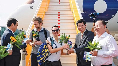 Thứ trưởng Bộ Văn hóa, Thể thao và Du lịch Hồ An Phong tặng hoa cho du khách quốc tế thứ 20 triệu đến Việt Nam năm 2025 