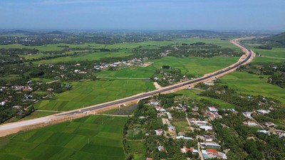 Một đoạn cao tốc Quảng Ngãi - Hoài Nhơn vừa được thông xe trong ngày 19/12. 