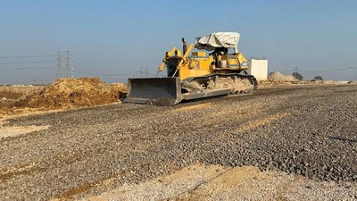 Dự án Xây dựng đường trục Đông - Tây (đoạn nối Quốc lộ 37 với ĐT295), huyện Hiệp Hòa có tổng chiều dài tuyến khoảng 5,7 km, tổng mức đầu tư khoảng 473 tỷ đồng. Ảnh: Thùy Linh 