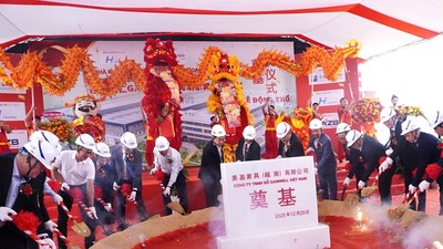 Các đại biểu thực hiện nghi thức động thổ dự án. 