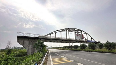 Một cầu đường sắt thi công dang dở qua khu vực Bắc Ninh. 