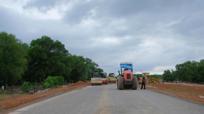 Dự án Đường ven biển kết nối hành lang kinh tế Đông - Tây, tỉnh Quảng Trị hiện đã được gia hạn tiến độ đến năm 2027. Ảnh: Trần Tuyền