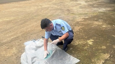 Cán bộ Đội Quản lý thị trường số 10, Chi cục Quản lý thị trường tỉnh Gia Lai lấy mẫu tại cơ sở kinh doanh. Ảnh: Chi cục QLTT tỉnh Gia Lai. 