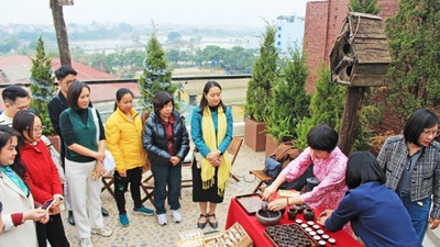 Đại biểu trải nghiệm tour “Đánh thức” tại xã Vân Đình, nghe giới thiệu về trà Trấn Thị. Ảnh: TITC