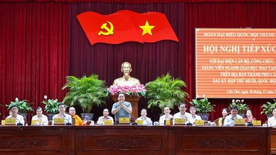 Thủ tướng Phạm Minh Chính cùng Đoàn đại biểu Quốc hội TP. Cần Thơ tại buổi tiếp xúc cử tri. Ảnh: VGP