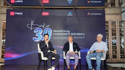 Guru đầu bạc Đào Phúc Tường (ngoài cùng, bên phải) chia sẻ tại sự kiện