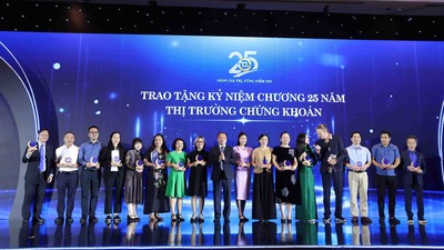 HOSE trao tặng kỷ niệm chương vinh danh nhiều tổ chức, cá nhân, nhà báo nhân dịp kỷ niệm 25 năm thành lập