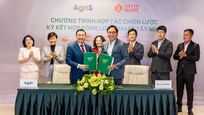 Ông Huỳnh Văn Pháp - Phó Tổng Giám đốc AgriS và ông Shin Juback - Tổng giám đốc LOTTE MART trao biên bản ký kết hợp tác