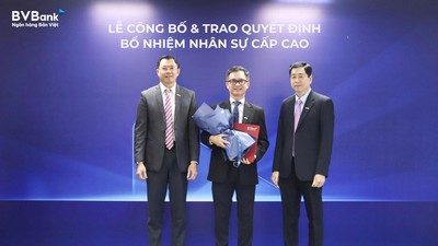 Ông Lê Anh Tài - Chủ tịch HĐQT (bên phải) và ông Lý Hoài Văn - Thành viên HĐQT kiêm Tổng giám đốc (bên trái) trao quyết định bổ nhiệm Phó tổng giám đốc phụ trách Khối tài chính đến ông Nguyễn Hoàng Sơn