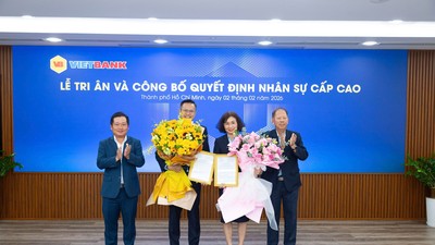 Hội đồng Quản trị trao quyết định bổ nhiệm cho ông Lê Thanh Quý Ngọc - Quyền Tổng giám đốc và bà Trần Thị Ngọc Lý - Phó tổng giám đốc Vietbank