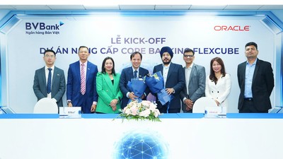 Ông Phan Việt Hải - Phó tổng Giám đốc BVBank và Ông HS Teji - Phó Chủ tịch, Giám đốc Oracle KV Nhật Bản & Châu Á - Thái Bình Dương (cầm hoa đứng giữa) ký thỏa thuận hợp tác 