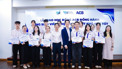 Chủ tịch ACB Trần Hùng Huy trao học bổng cho sinh viên tại Đại học Quốc gia TPHCM.