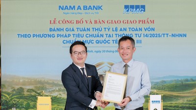 Đại diện KPMG trao thư xác nhận hoàn thành giao phẩm quan trọng này đến đại diện Nam A Bank.