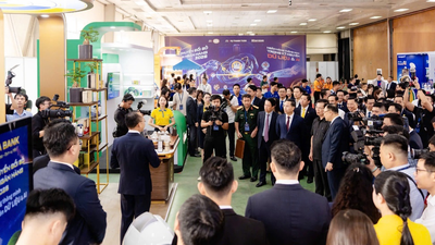 Ông Phạm Đức Ấn - Thống đốc NHNN, tham quan gian trưng bày công nghệ Nam A Bank.