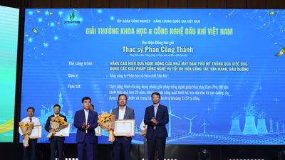Tổng giám đốc PVFCCo -Phú Mỹ ông Phan Công Thành đại diện đồng tác giả nhận giải