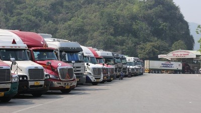 Xe hàng tại cửa khẩu Tân Thanh. Ảnh: VGP.