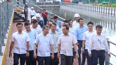 Thủ tướng Lê Minh Hưng và Bí thư Thành ủy TP.HCM Trần Lưu Quang kiểm tra thực địa Dự án "Giải quyết ngập do triều khu vực TP.HCM, có xét đến yếu tố biến đổi khí hậu – Giai đoạn 1" - Ảnh: chinhphu.vn.