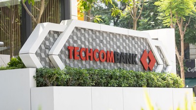 Lợi nhuận nửa năm đạt 18.500 tỷ đồng, Techcombank tiếp tục lập đỉnh mới về thu nhập từ hoạt động dịch vụ với 7.600 tỷ đồng