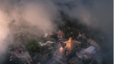 Núi Cấm an nhiên giữa đại ngàn xanh thẳm.