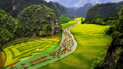 Du khách trải nghiệm Tuần du lịch Ninh Bình trên cánh đồng Tam Cốc. 