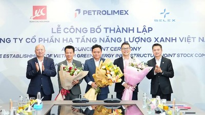 Chủ tịch Xuân Cầu Holdings và Chủ tịch Petrolimex tặng hoa chúc mừng Lãnh đạo CTCP Hạ tầng Năng lượng Xanh Việt Nam