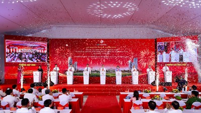 Lãnh đạo TP.HCM và các sở ngành, đại diện công ty Khang Điền thực hiện nghi thức bấm nút khởi công Dự án.