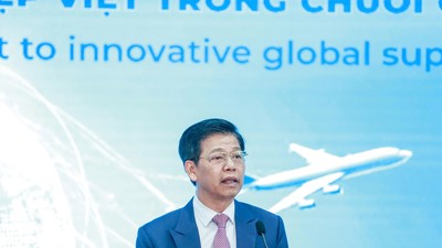 Ông Phạm Văn Hoành, Tổng Biên tập Báo Tài chính - Đầu tư phát biểu khai mạc toạ đàm. Ảnh Đức Thanh.